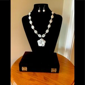😊Beautiful White Howlite & Sterling Silver necklace and earrings set. 19”.